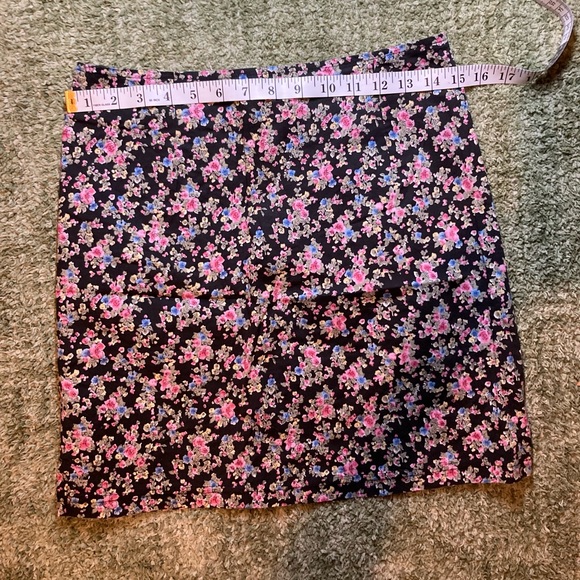 Vintage Blue brand skirt, size 7. Delicate floral pattern on a black backdrop. - Picture 3 of 9